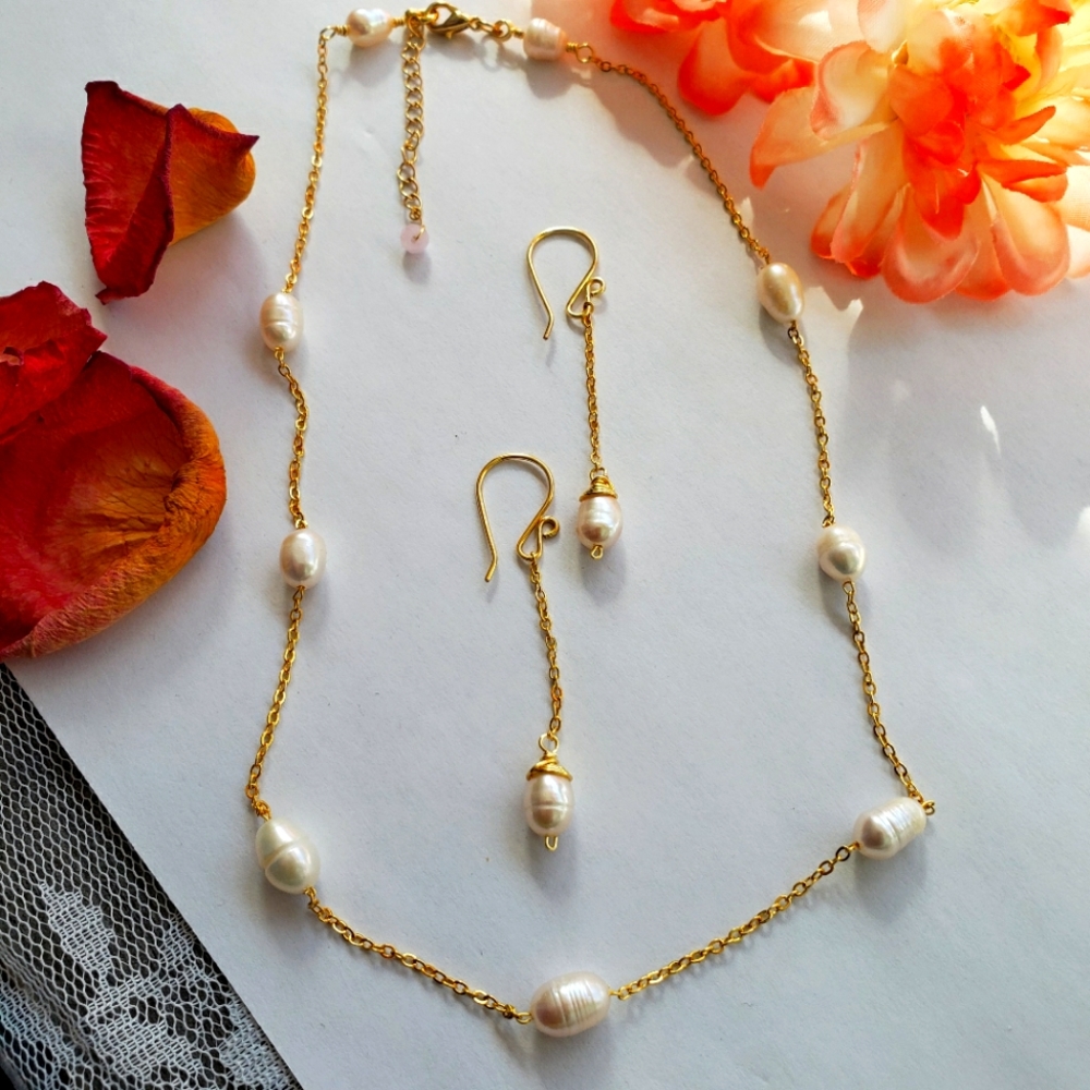 Cultured pearls necklace 18k plated,  new